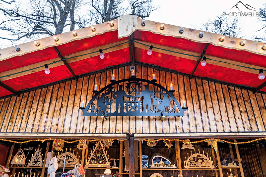 Ein Schwibbogen an einem Stand auf dem Weihnachtsmarkt in Marienberg