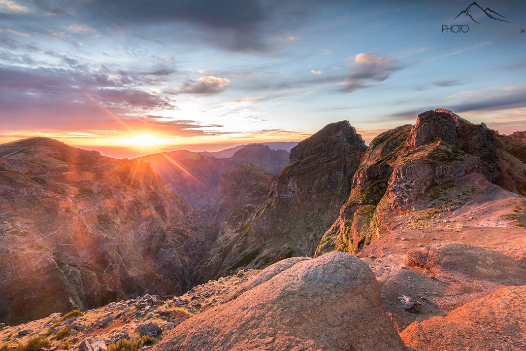 Ein bunter Sonnenuntergang auf dem Gipfel des Pico do Arieiro auf Madeira