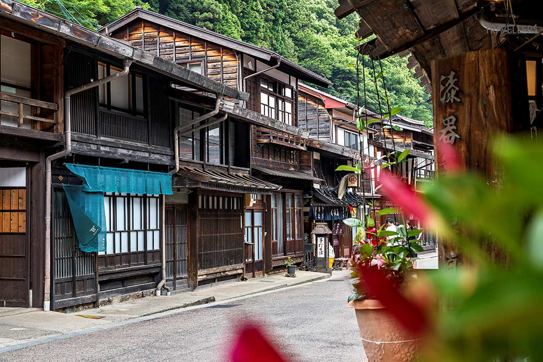 Alte Holzhäuser in der japanischen Poststadt Narai-juku