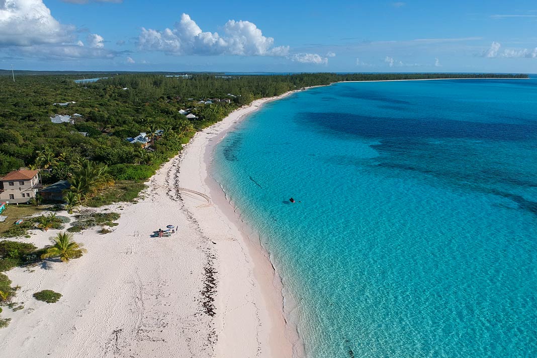 Der karibische Strand bei Shanna's Cove auf Cat Island aus der Luft