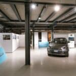 Ein Foto des Foyers der Gebläsehalle. Ein Auto ist ausgestellt.