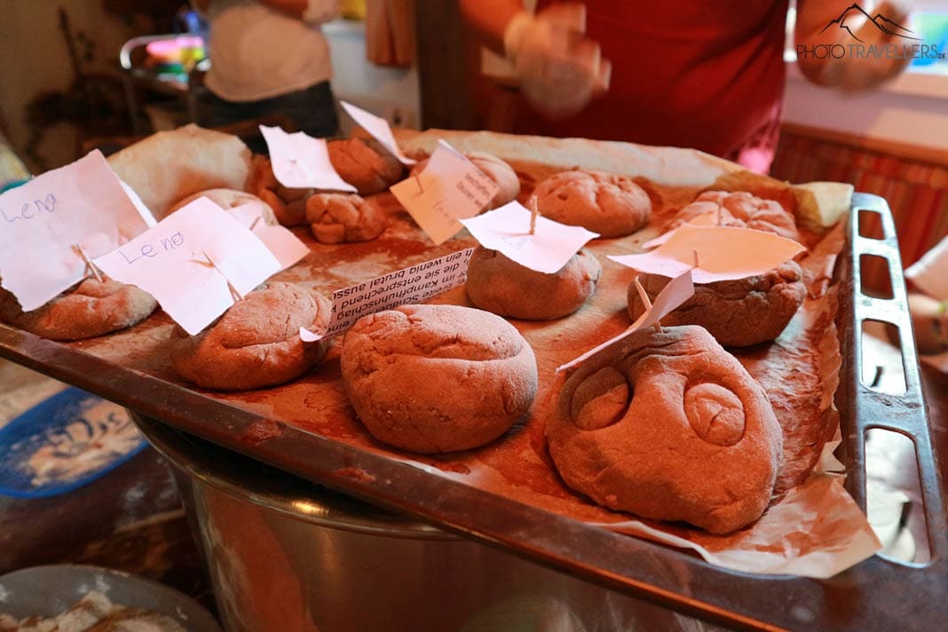 Frisches Brot nach dem Backen im Biobauernhof Reiterhof