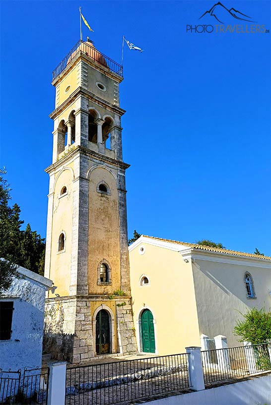 Die gelb getünchte Kirche Saint Charalampos mit ihrem mächtigen Turm ist das Wahrzeichen von Vlachopoulatika