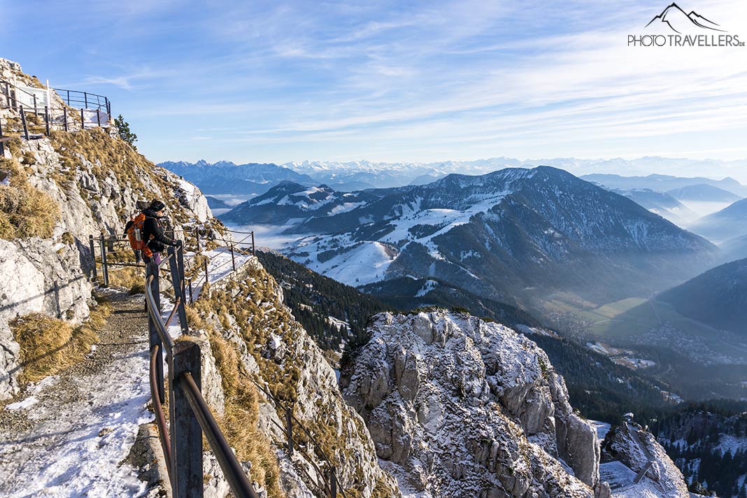 Reisebloggerin Biggi Bauer auf dem Wendelstein mit Blick in die Alpen