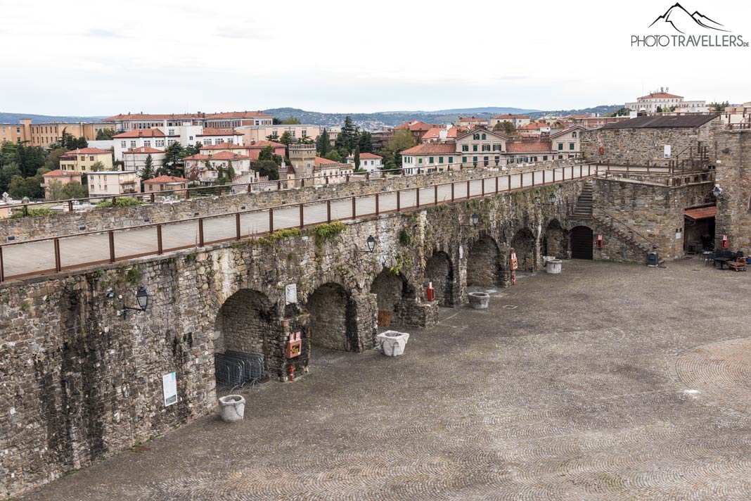 Die alten Mauern des Castello San Giusto