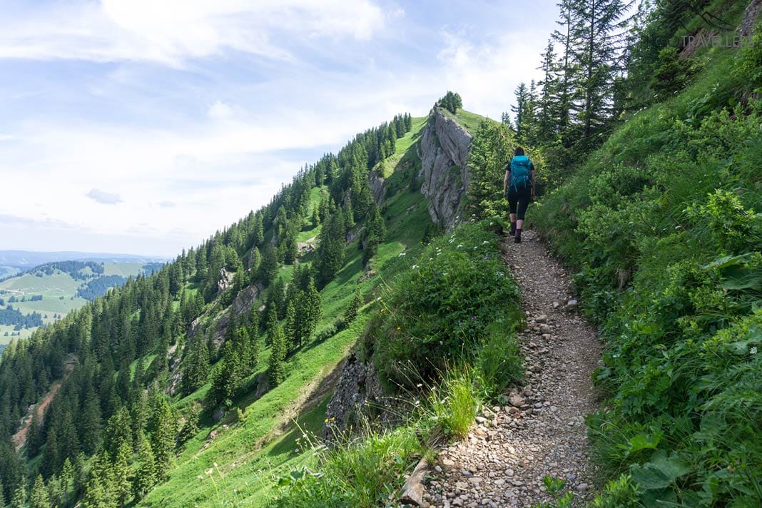 Reisebloggerin Biggi Bauer auf dem schmalen Wanderweg zum Hochgrat-Gipfel