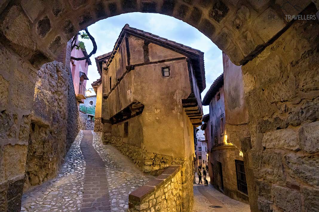 Der Blick durch das Portal de Molina auf die Casa de la Julianeta in Albarracin