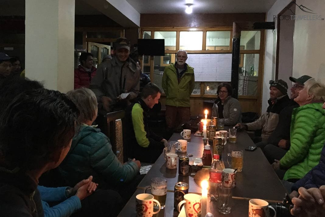 Wanderer am Abend in einer Lodge in Nepal