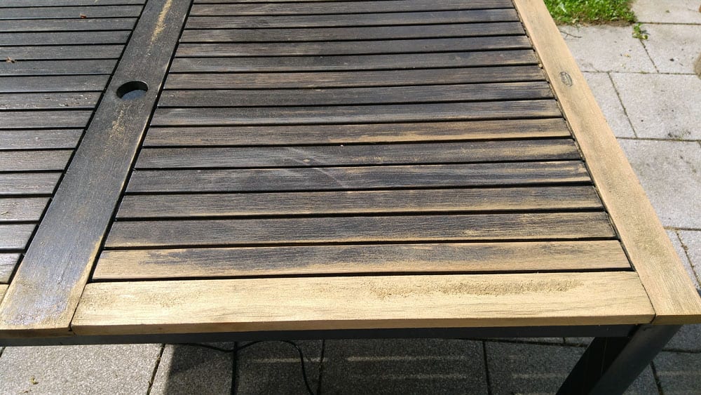 teilweise geschliffener gartentisch