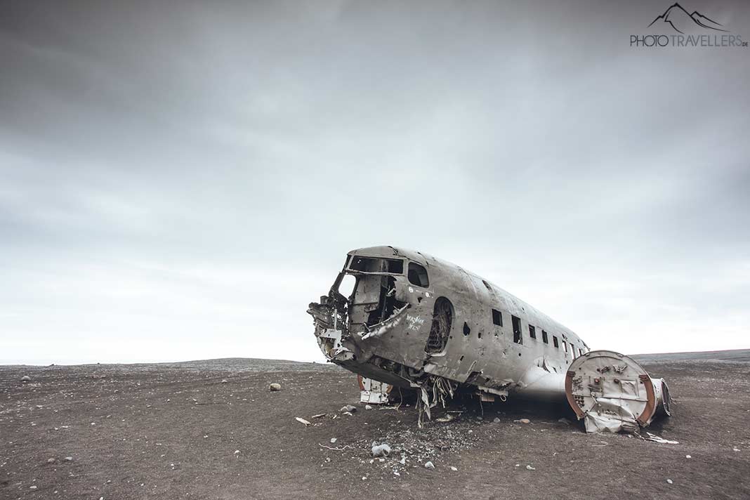 Das Wrack einer Douglas C-47 Skytrain an einem Strand in Island