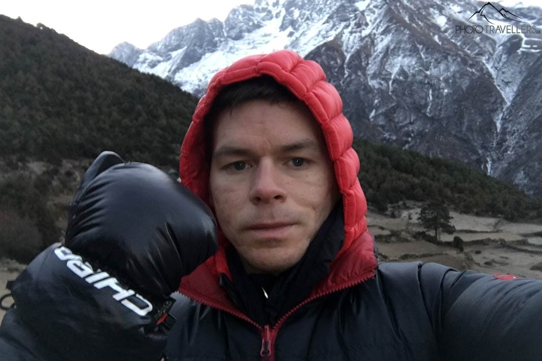 Reiseblogger Florian Westermann in Nepal mit dicker Daune und dicken Chiba-Handschuhen
