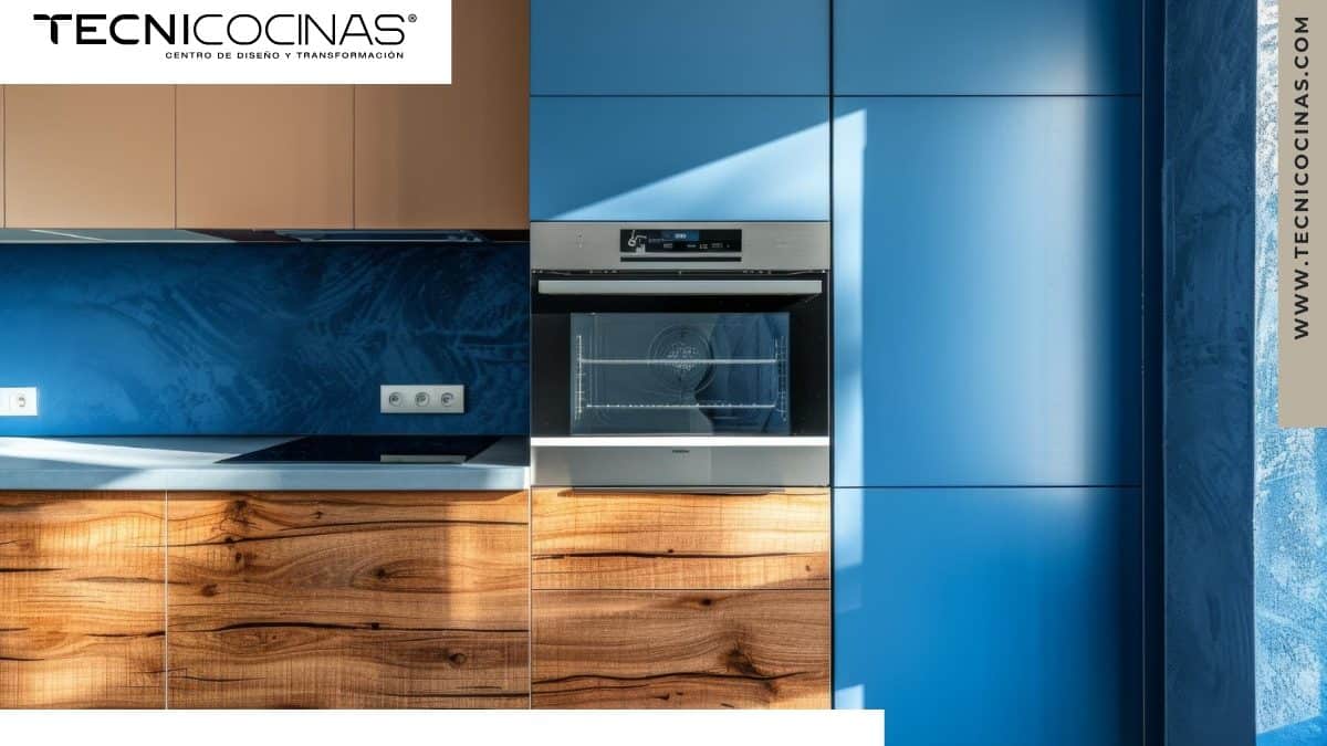 Cocina integral de diseño contemporáneo con acabados en madera y azul, materiales que favorecen la absorción acústica.