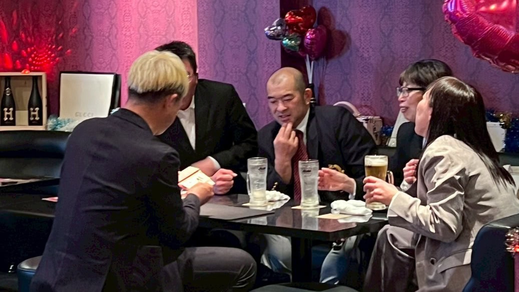 マジックバーショーマン出演|タクシー3台の友人と10年ぶり再会、20歳の甥っ子と 4 ショーマンのテーブルでマジックを楽しむお客さま