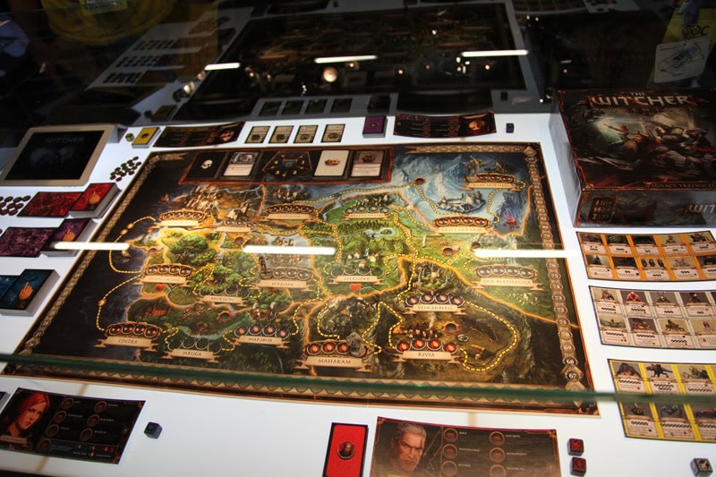 Pièce de jeu de société avec carte colorée, pièces de jeu et cartes, pour jeu de stratégie et aventure, ambiance conviviale et immersive.