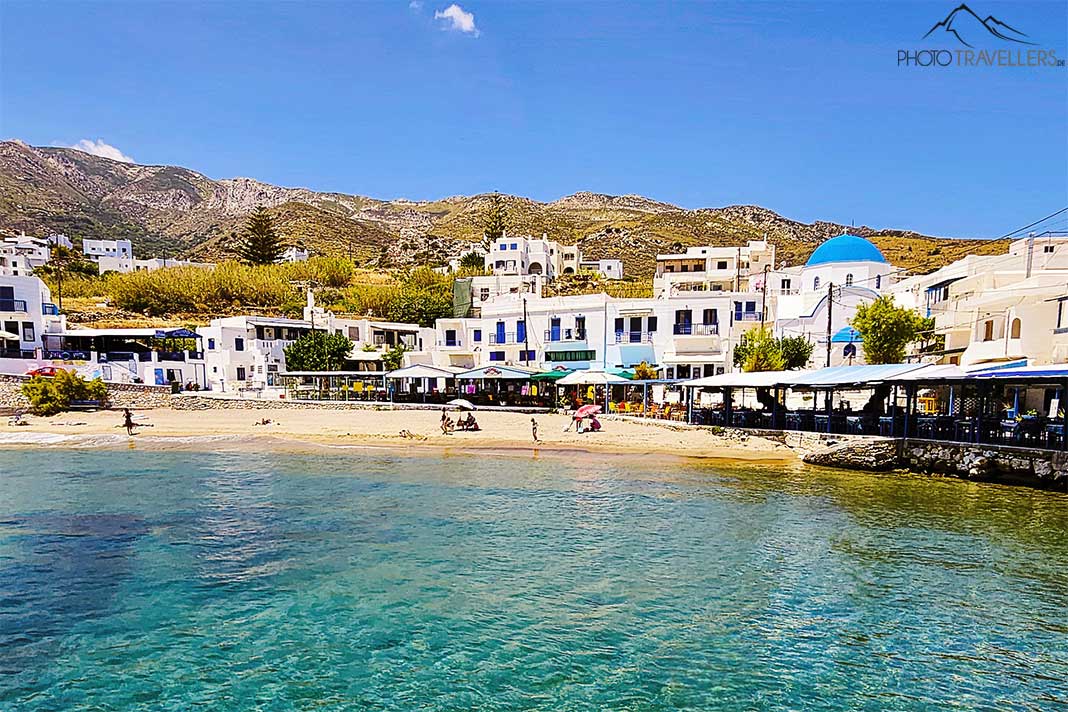 Um den Strand des kleinen Dorfes Apollonas ranken sich Tavernen und weiße Häuser