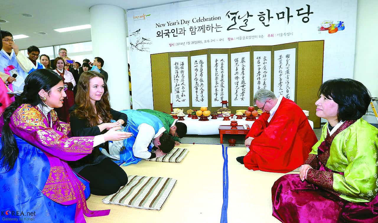 People practice their sebae during the “New Year’s Day Celebration” at the Seoul Global Center on January 28. Provided by Jeon Han / Korea.net