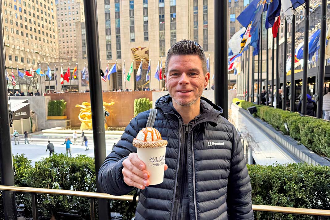 Reiseblogger Florian Westermann mit einer heißen Schokolade von Glace NY vor dem Rockefeller Center in New York