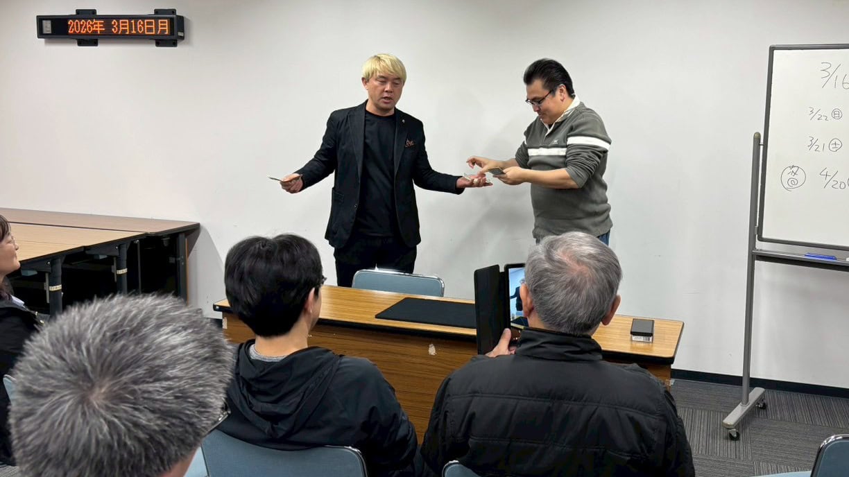 富山のマジックサークル「まじっぱ」開催!教室をやめてサークルにして15年 4 富山 マジックサークル まじっぱ コンプレッサーがメンバーの前でマジックを披露