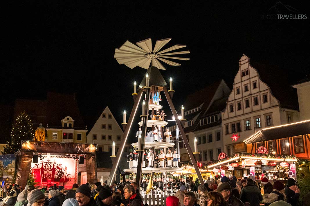 Die große Pyramide auf dem Freiberger Christmarkt bei Nacht