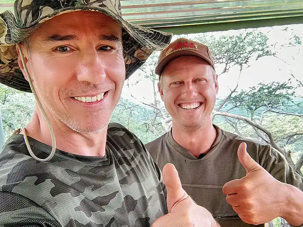 Jagdcoaching in Namibia – Carsten mit Berufsjäger Bunsi von Jagdoase Carsten und Berufsjäger Bunsi von Jagdoase in Namibia lächeln in die Kamera und zeigen Daumen hoch – persönliches Jagdcoaching mit JAGD TOTAL