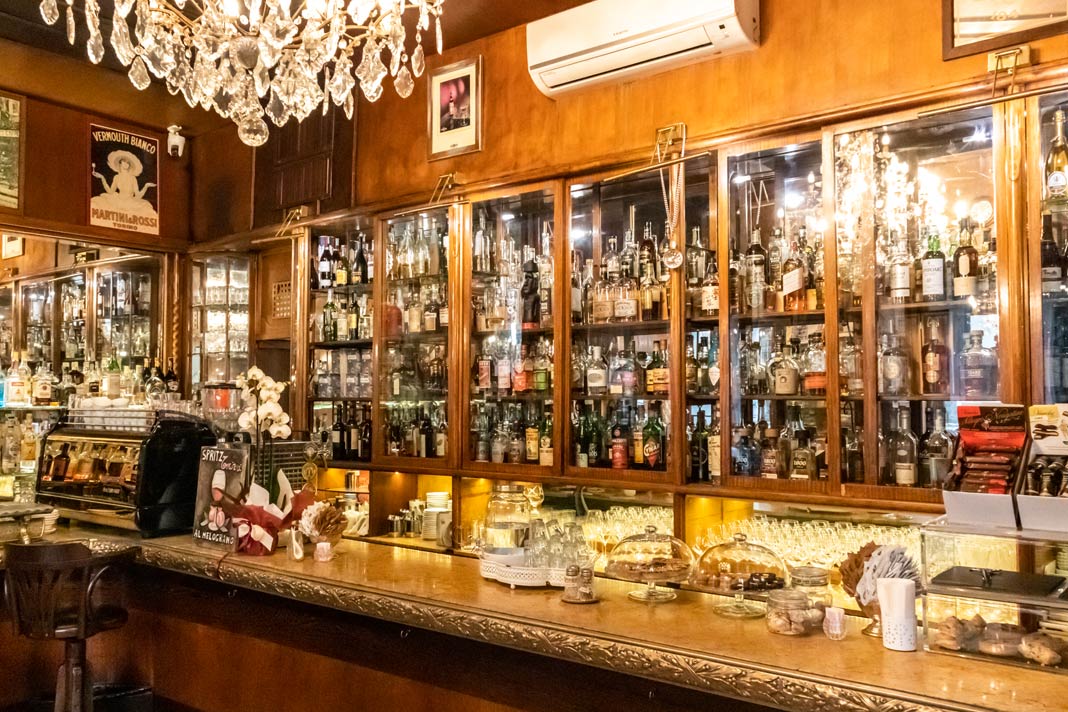 Das Antico Caffe Torinese besticht mit einem gewaltigen Lüster