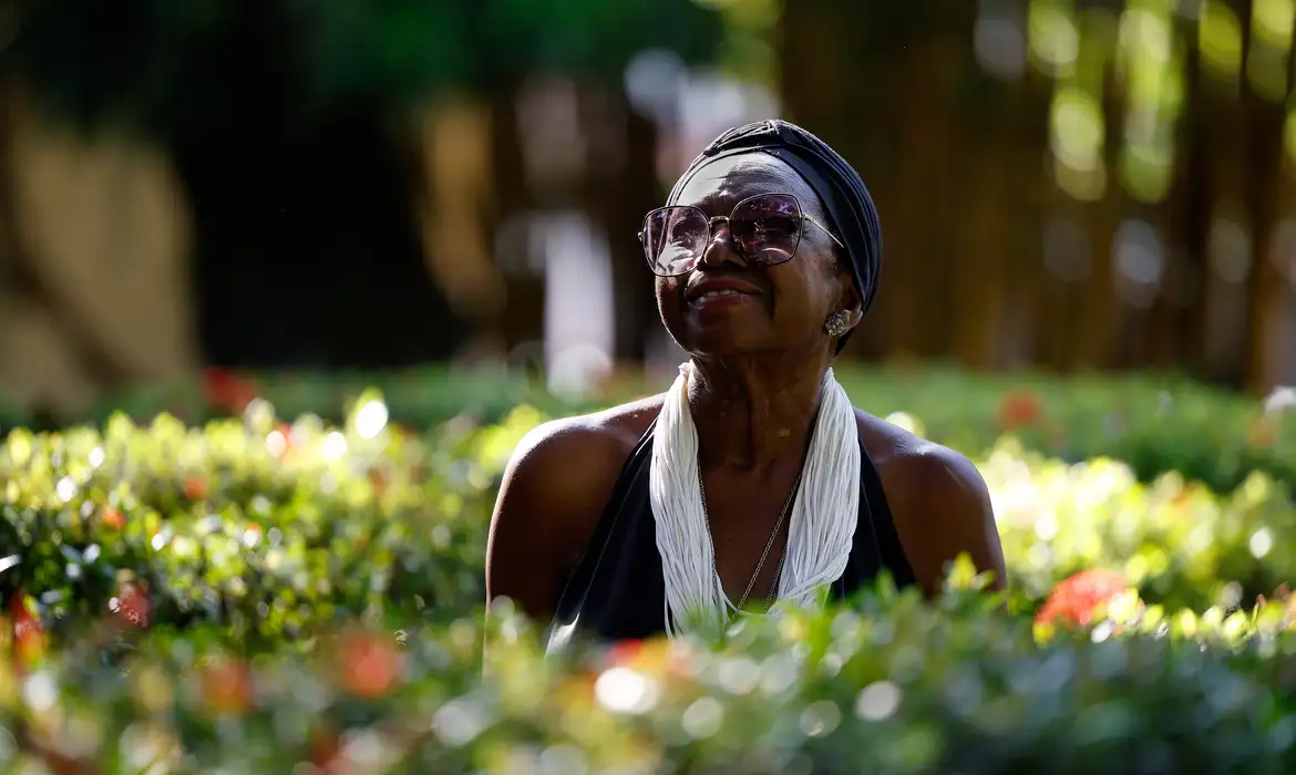 Tânia Rêgo/Agência Brasil Rio de Janeiro (RJ), 25/03/2025 - Áurea Martins nos jardins do Palácio do Catete. A cantora Áurea Martins comemora 85 anos de vida e se mantém ativa, e tendo reconhecimento para os mais de 50 anos de carreira. Foto: Tânia Rêgo/Agência Brasil