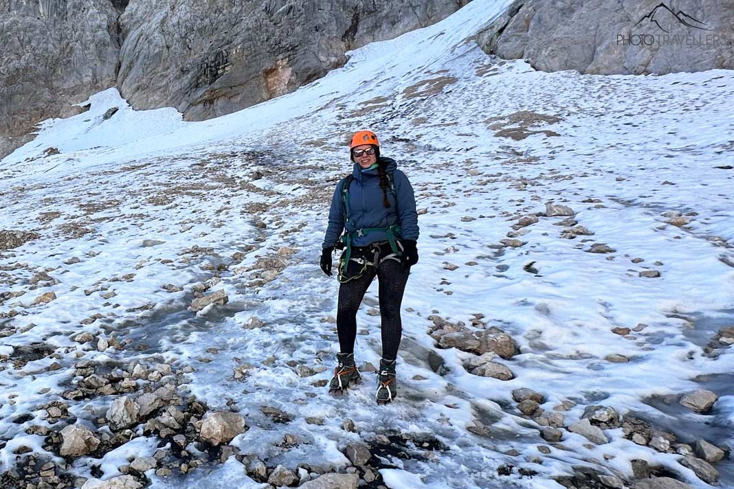 Reisebloggerin Biggi Bauer voll ausgerüstet mit Steigeisen und Kletterausrüstung auf dem Höllentalferner