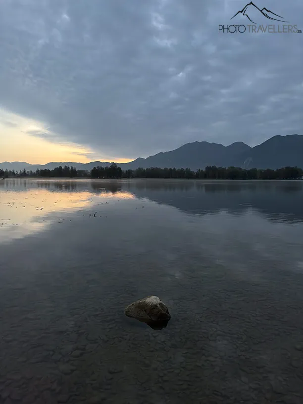 Der Kochelsee in Bayern am Morgen, aufgenommen mit der Hauptkamera vom iPhone 15 Pro Max