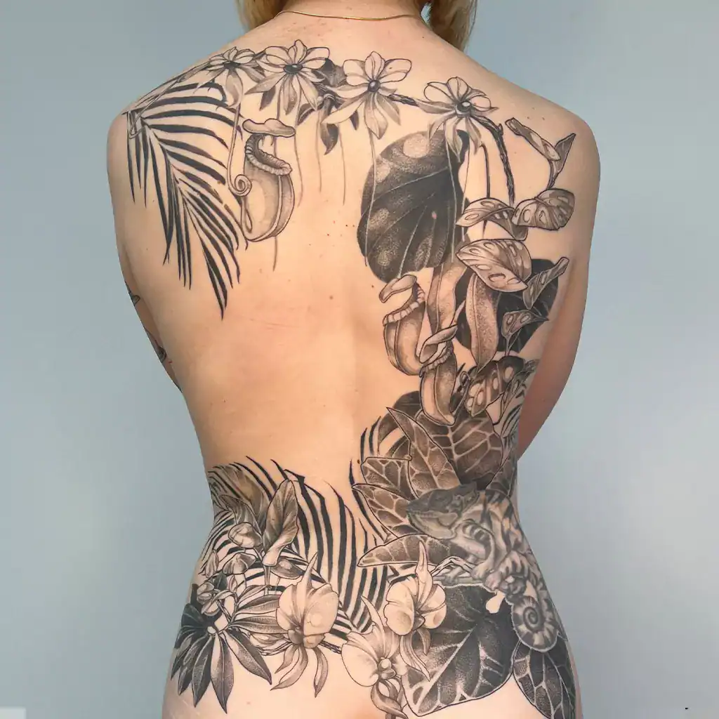 fineline tattoo Rückentattoo im floralen Stil