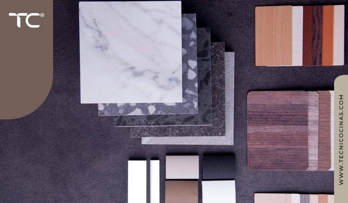 Muestras de materiales para cocinas integrales en exposición.