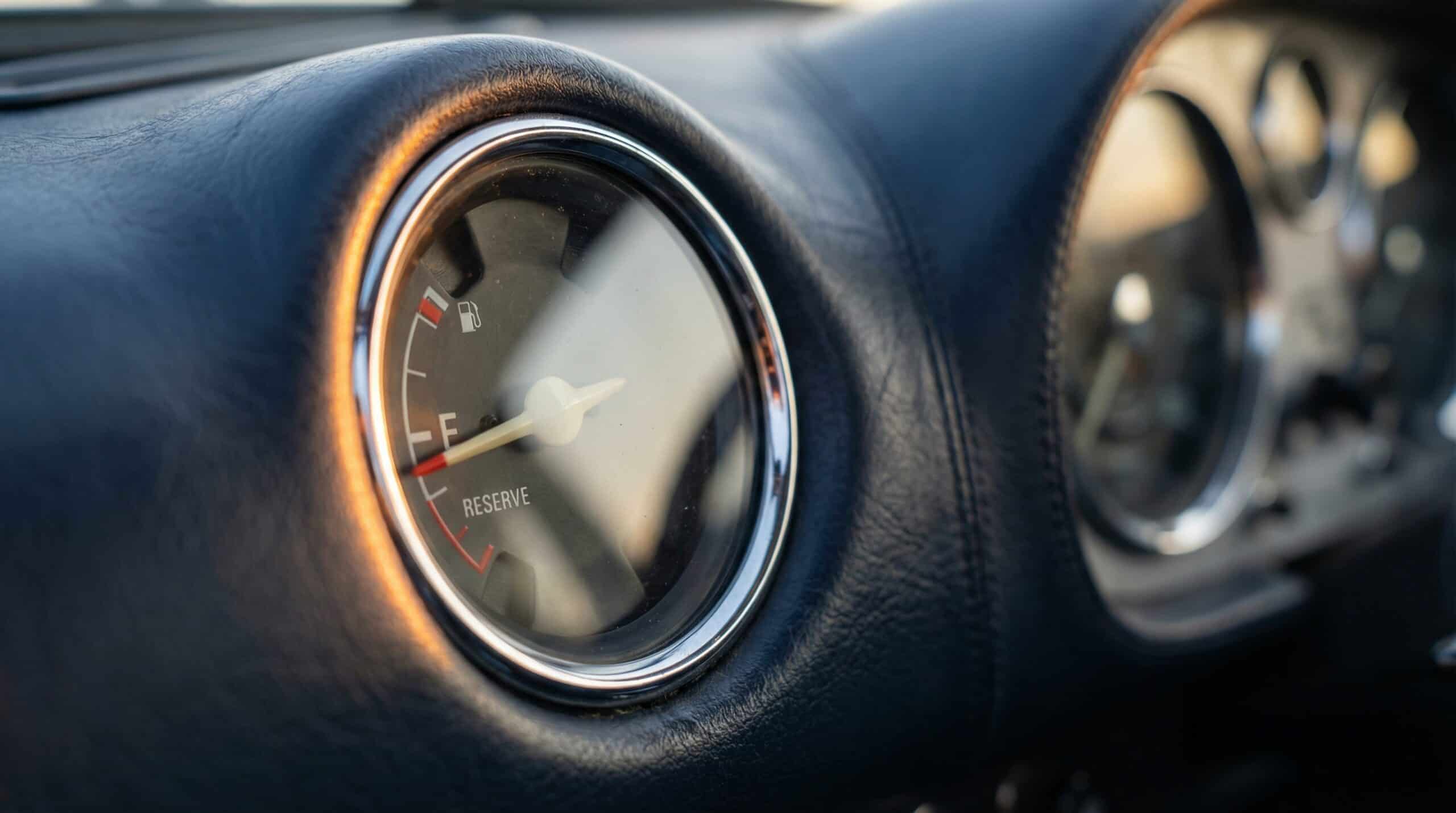 Ferritin-untergrenze für frauen: ein witz, der niemanden zum lachen bringt 3 Tanknadel auf reserve in klassischem auto-dashboard — metapher für niedrige eisenspeicher