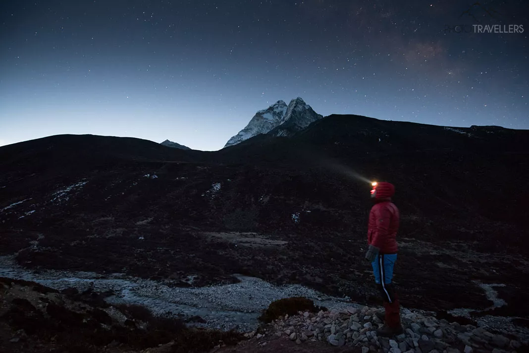 Reiseblogger Florian Westermann steht in der Nacht in einer imposanten Bergkulisse in Nepal