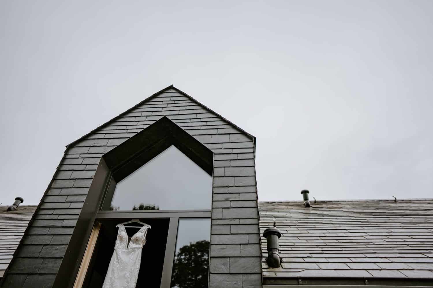 Hochzeitskleid im Fenster einer Hochzeitslocation