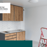 Cocina en remodelación con diferentes texturas en sus muebles y paredes