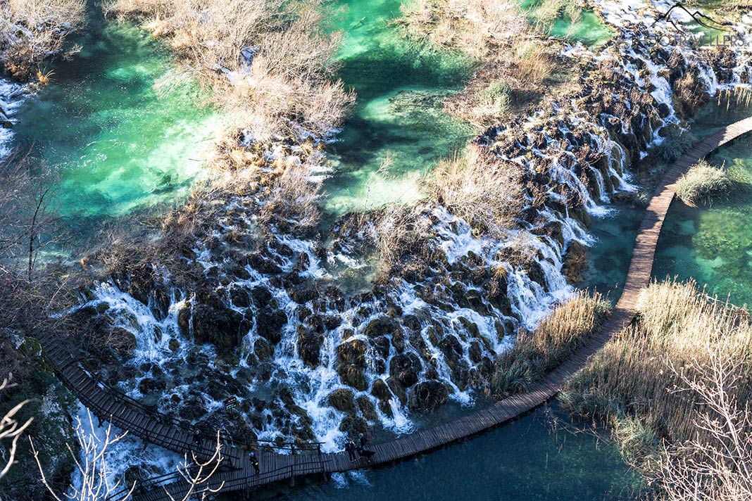 Der Blick von oben auf die Wasserfälle im Nationalpark Plitvicer Seen