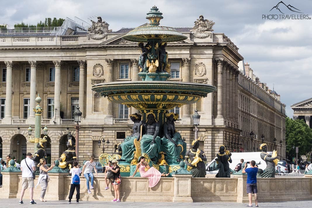 Der große Brunnen mit den Figuren auf dem Place de la Concorde in Paris