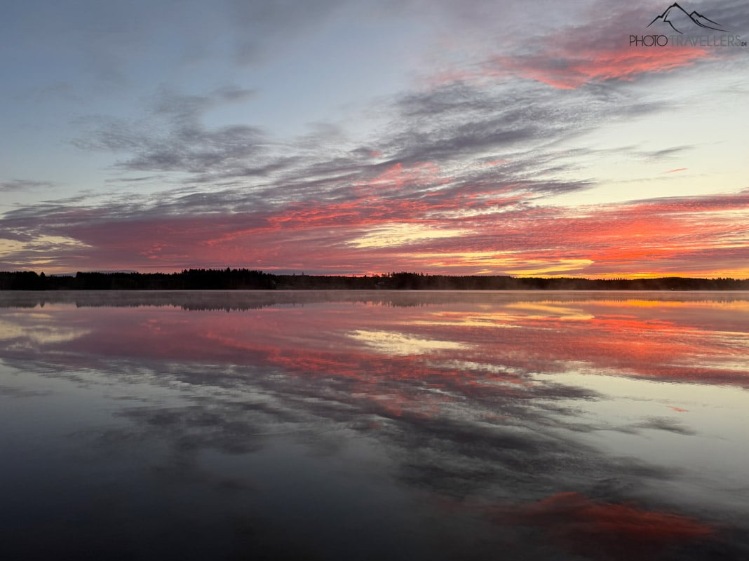 Ein See im Morgenlicht in Finnland, aufgenommen mit der 1x-Kamera vom iPhone 17 Pro