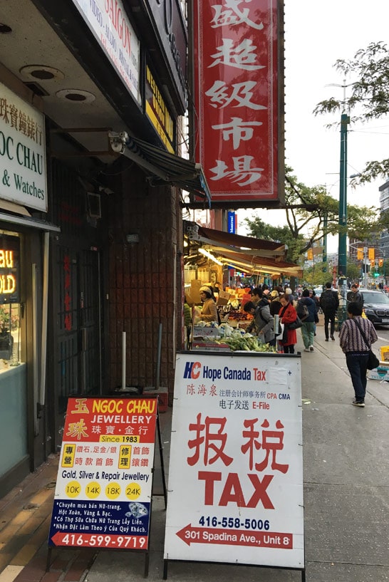 Eine Straße in Chinatown in Toronto