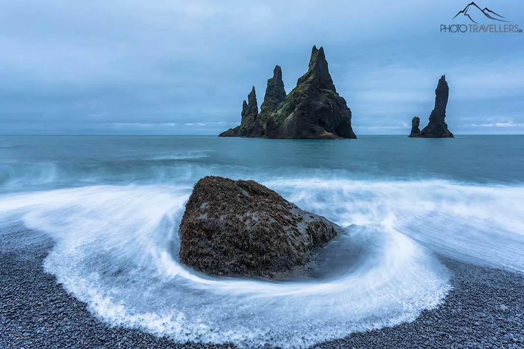 Die Felsen im Meer an der Küste von Reynisfjara in Island