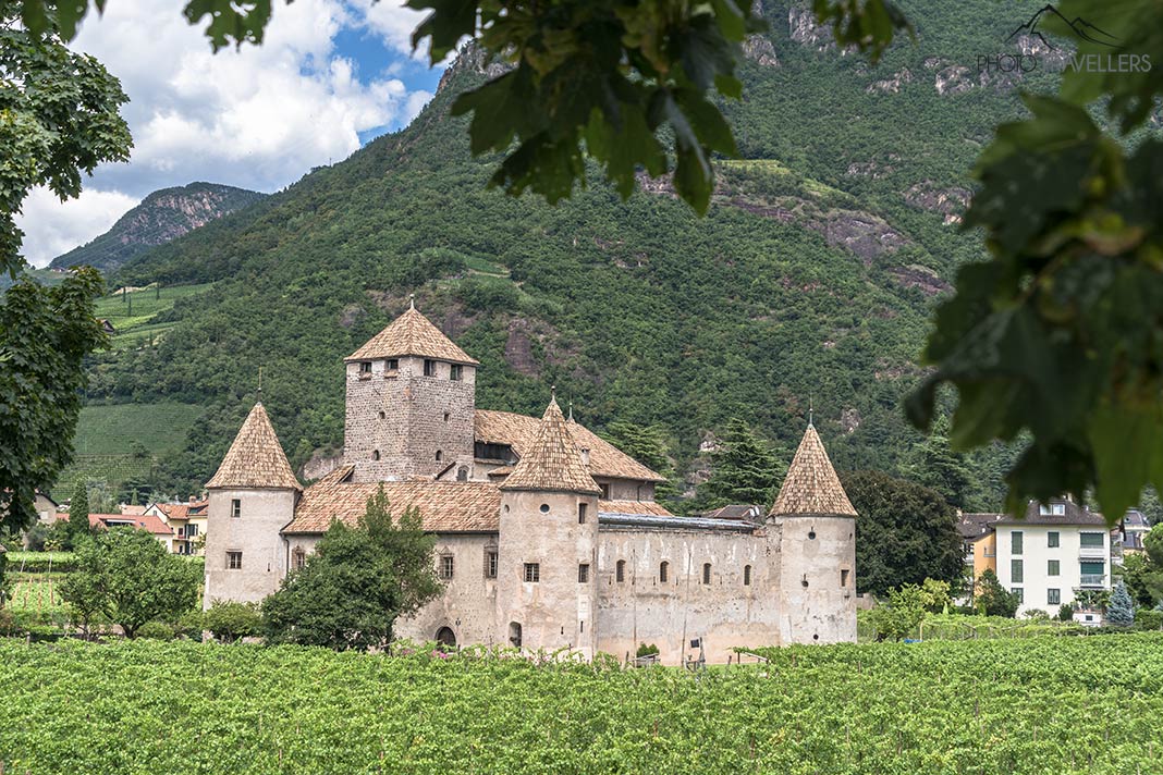 Das Schloss Maretsch in Bozen, umgeben von Weinbergen