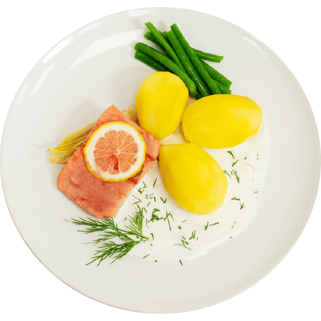 Ein weißer Teller mit einem Stück Lachs, garniert mit einer Zitronenscheibe, dazu drei Salzkartoffeln, grüne Bohnen und eine helle Soße.