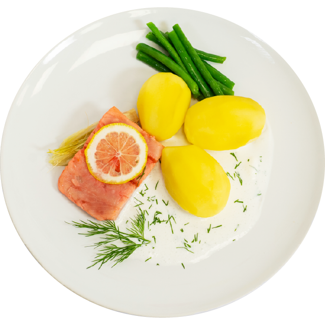 Ein weißer Teller mit einem Stück Lachs, garniert mit einer Zitronenscheibe, dazu drei Salzkartoffeln, grüne Bohnen und eine helle Soße.