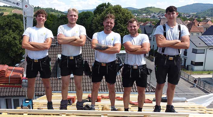 Bild von HeRo-Holzbau Team auf dem Dach