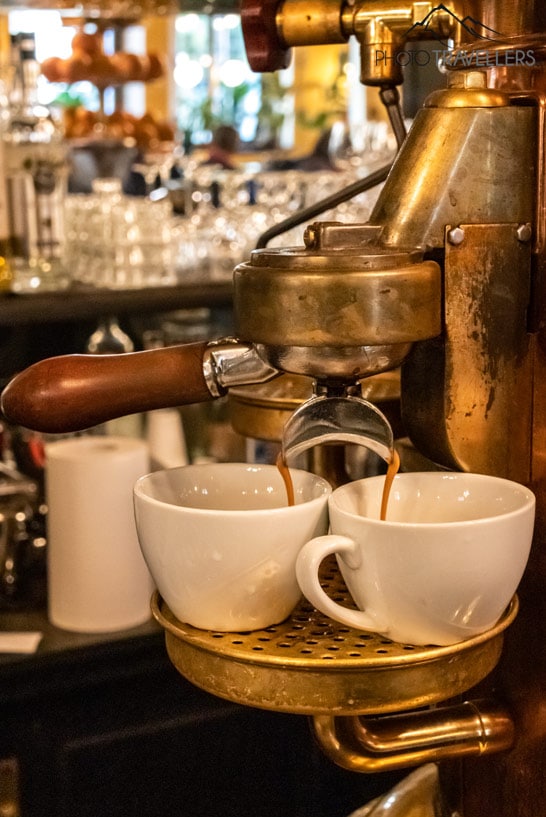 Eine Espresso-Maschine im Café San Marco in Triest