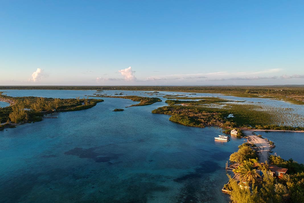 Die Mangroven-Lagune auf Cat Island aus der Luft