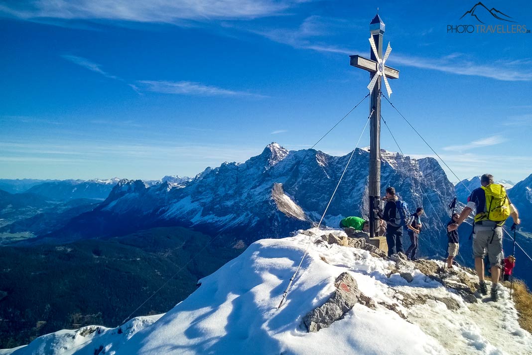 Wanderer auf dem Daniel-Gipfel mit dem Gipfelkreuz, dahinter die Zugspitze