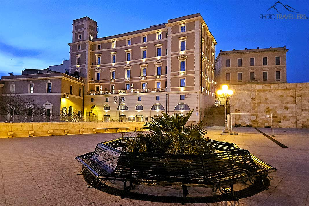 Das mehrstöckige antike Gebäude Bastione di Santa Catarina wird im Nachthimmel angestrahlt