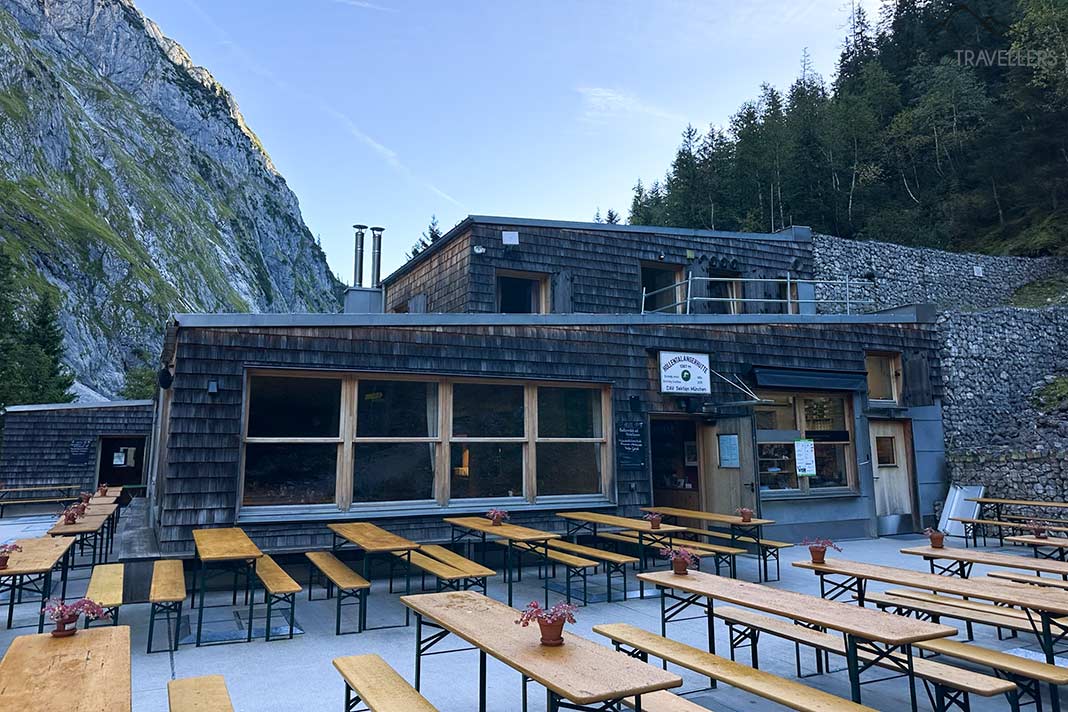 Die Höllentalangerhütte im Morgenlicht