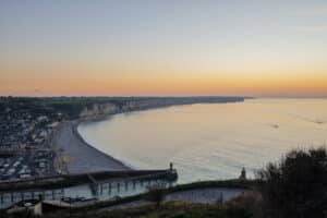 normandie sehenswürdigkeiten, normandie - Normandie Sehenswürdigkeiten a body of water with a road and a pier