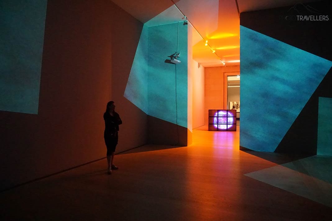 Reisejournalistin Biggi Bauer in einem bunt beleuchteten Raum in der Kunsthalle Bremen